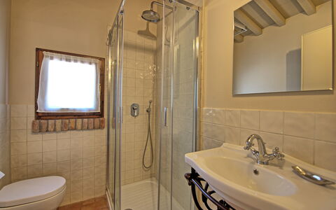 Cuccardino: Mirror, Tap, Plumbing Fixture, Sink, Property, Bathroom Sink, Building, Bathroom, Lighting, Interior Design