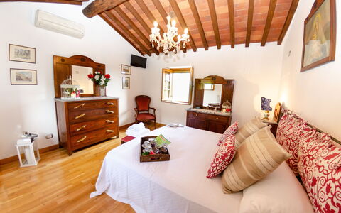 Alla Piazzetta Proprietà: Room, Bedroom, Furniture, Property, Interior Design, Ceiling, Bed, Building, Bed Sheet, House