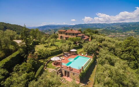 Villa Roncovisi: Nature, Natural Landscape, Hill Station, Sky, Vegetation, Property, Wilderness, Mountain, House, Town