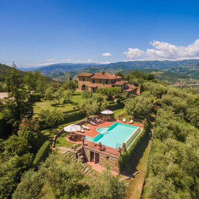 Villa Roncovisi: Nature, Natural Landscape, Hill Station, Sky, Vegetation, Property, Wilderness, Mountain, House, Town