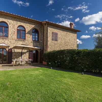 Appartamento Il Nido Di Giulia: Property, House, Building, Home, Real Estate, Estate, Farmhouse, Cottage, Architecture, Grass