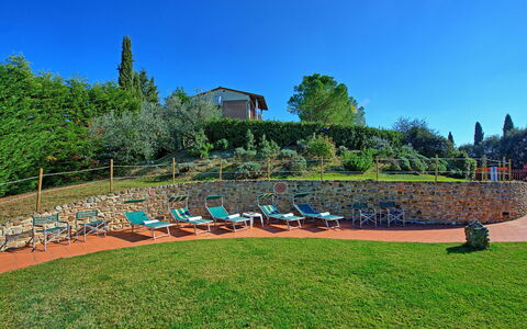 Casa Vasco: Green, Sky, Garden, Grass, Botanical Garden, Lawn, Botany, Grass Family, Tree, Architecture