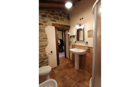 Agriturismo le Calle: Property, Room, Building, Bathroom, House, Real Estate, Interior Design, Floor, Ceiling, Architecture