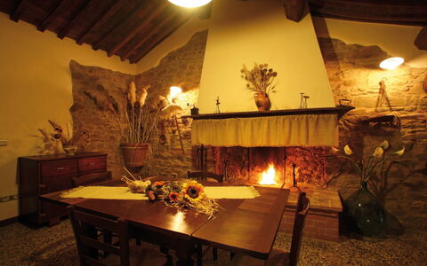 Agriturismo le Calle: Lighting, Room, Interior Design, Table, Building, Furniture, Restaurant