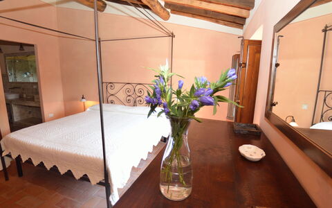 L'incanto: Property, Room, Building, Table, Interior Design, Real Estate, Furniture, Dining Room, Plant, Flower