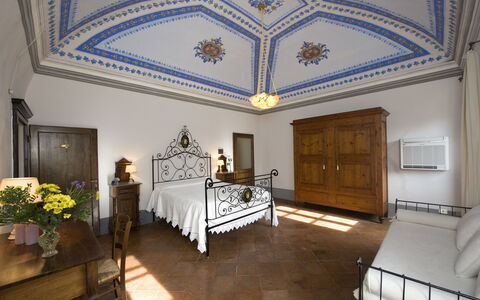 Villa Dorella Di Montaperti: Room, Property, Building, Furniture, Interior Design, Ceiling, Bedroom, House, Real Estate, Floor