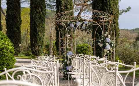 Antico Borgo San Lorenzo - Weddings And Events: Plant, Sky, Leaf, Tree, Wood, Woody Plant, Grass, Public Space, Shrub, Evergreen