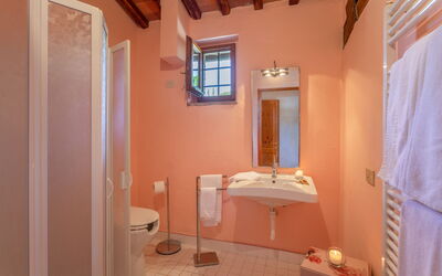 pratale-apartments-chianti-tavernelle-val-di-pesa-farmhouse-bilo-apartment-4-pax-bathroom