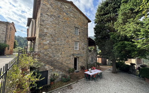 Casa Max: Plant, Cloud, Building, Sky, Window, Tree, Road Surface, House, Cottage, Grass