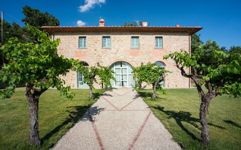 Villa Mezzavia: Property, House, Estate, Building, Home, Real Estate, Villa, Tree, Mansion, Sky