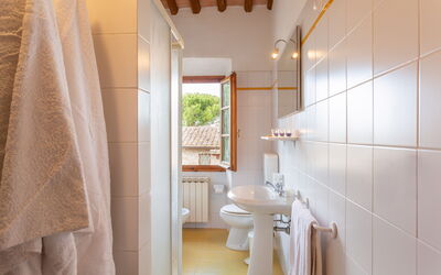 Romita 3: Property, Plumbing Fixture, Building, Bathroom, Interior Design, Window, Architecture, Flooring, Toilet