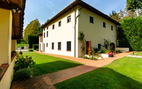 Casale 180: Property, House, Home, Building, Real Estate, Estate, Architecture, Grass, Residential Area, Facade