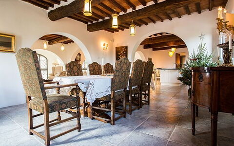 Luna Di Cortona: Property, Building, Room, Furniture, Real Estate, Interior Design, House, Estate, Table, Ceiling