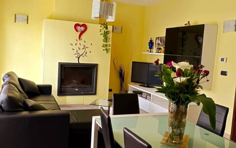 Ai Cuori: Furniture, Interior Design, Wall, Flooring, Floor, Couch, Room, Living Room, Ceiling, Lighting