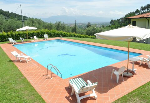Villa Vaniglia Proprietà: Swimming Pool, Property, Grass, Leisure, Real Estate, House, Shade, Rectangle, Building, Villa