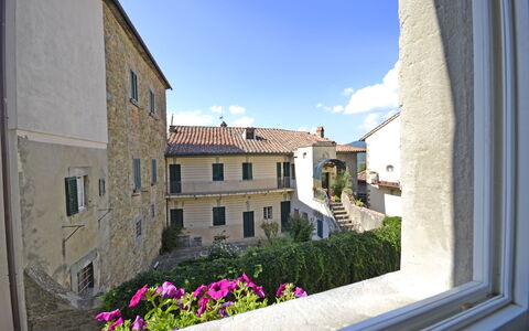 Appartamento Maccari: Property, Building, Town, House, Neighbourhood, Architecture, Window, Room, Sky, Vacation