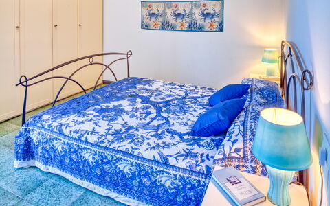 Olivi Del Mesco - Levanto: Bedroom, Bed, Bed Sheet, Furniture, Room, Bedding, Property, Blue, Mattress, Bed Frame