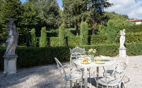 Il Marchese Di Ronta: Property, Garden, Tree, Botany, Estate, Yard, House, Table, Real Estate, Grass