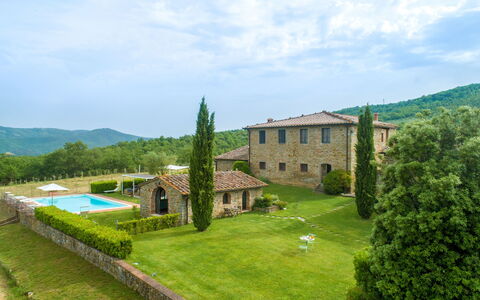 Borgo Gerlino: Property, Estate, Building, Grass, Land Lot, Hill Station, House, Landscaping, Villa, Landscape