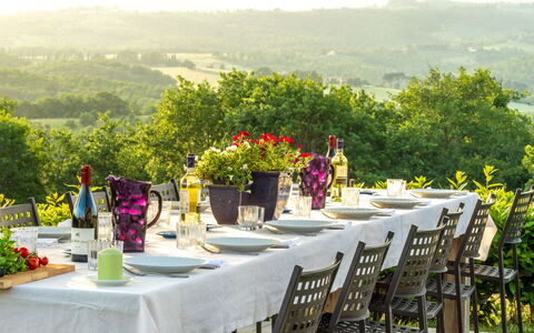 Borgo Gerlino: Tablecloth, Table, Flower, Meal, Landscape, Floristry, Event, Wedding Reception, Hill Station, Plant