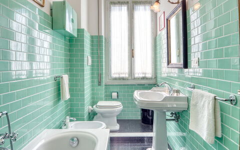 Apartment Mare Bello - Levanto: Bathroom, Room, Tile, Property, Turquoise, Purple, Interior Design, Tap, Plumbing Fixture, Architecture