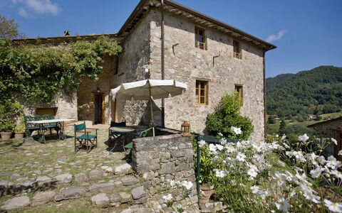 Bottino: Property, House, Building, Rural Area, Village, Cottage, Ruins, Mountain Village, Tree, Stone Wall