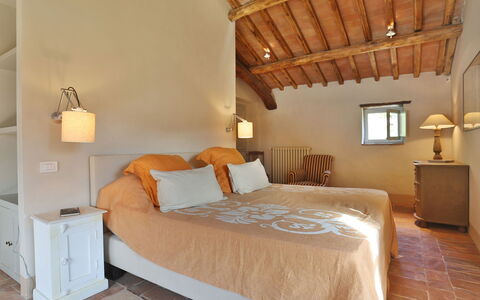 Chiodo: Bedroom, Bed, Furniture, Room, Property, Bed Sheet, Bed Frame, Interior Design, Bedding, Mattress