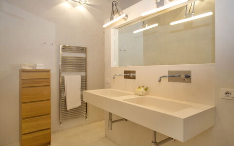 Chiodo: Room, Bathroom, Property, Interior Design, Furniture, Building, Floor, Architecture, House, Sink