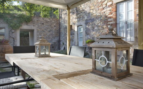 Chiodo: Property, Room, Furniture, Interior Design, Table, Wood, Home, House, Building, Lighting