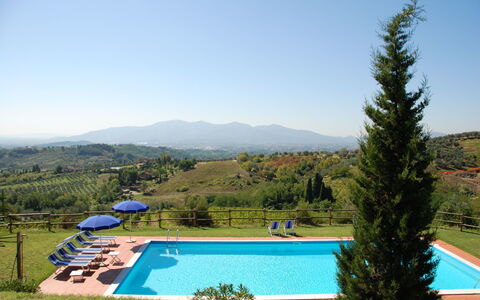 Fubbiano: Swimming Pool, Property, Leisure, Estate, Tree, Vacation, Real Estate, Grass, Resort, Hill Station