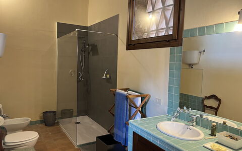 La Corte Di Campalli: Mirror, Property, Sink, Plumbing Fixture, Tap, Bathroom Sink, Bathroom, Interior Design, Lighting, Purple