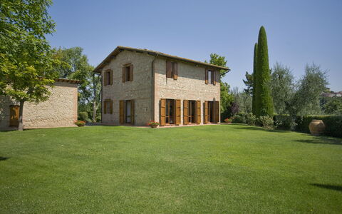 La Fonte: Property, House, Lawn, Grass, Estate, Home, Land Lot, Building, Farmhouse, Real Estate