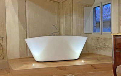 Suite Serena: Bathtub, Plumbing Fixture, Window, Tap, Rectangle, Bathroom, Building, Interior Design, Wood, House