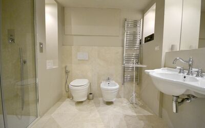 Suite Chiara: Plumbing Fixture, Sink, Tap, Property, Bathroom Sink, Mirror, Bathroom, Building