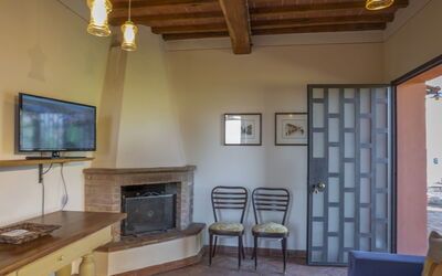 La Maria e Cecco: Property, Television, Wood, Interior Design, Lighting, Living Room, Building, Flooring, Floor, Television Set