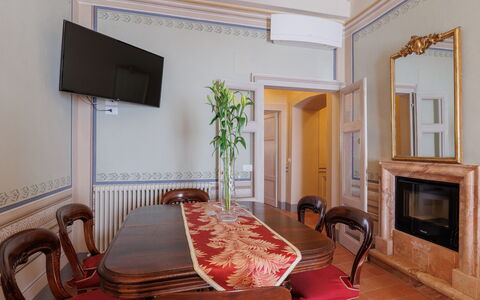 Appartamento Zefferini: Mirror, Furniture, Property, Building, Chair, Wood, Interior Design, Flooring, Floor, Television