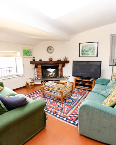 Sinidio: Living Room, Furniture, Room, Property, Interior Design, Green, Couch, Building, Real Estate, Table