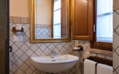 Buratta: Brown, Tap, Sink, Plumbing Fixture, Property, Mirror, Bathroom Sink, Bathroom, Window, Purple