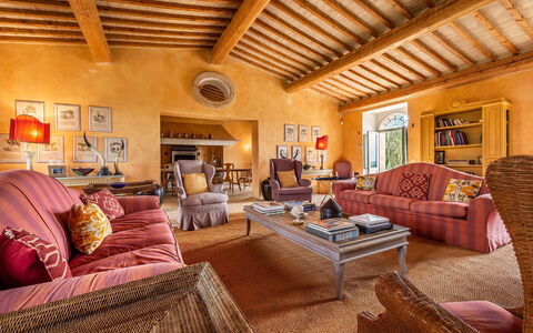 Lavacchio 16: Furniture, Couch, Table, Wood, Interior Design, Picture Frame, Floor, Living Room, Comfort, Flooring