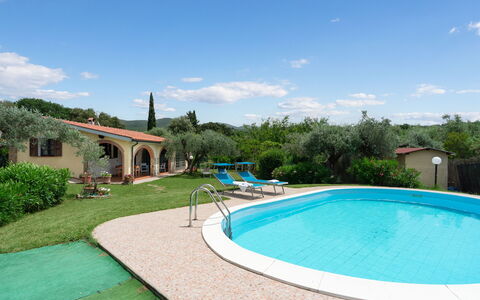 Villa Il Cipresso: Water, Sky, Cloud, Plant, Azure, Swimming Pool, Tree, Shade, Leisure, Grass