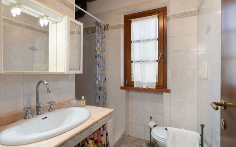 Villa Il Cipresso: Tap, Plumbing Fixture, Mirror, Sink, Property, Bathroom Sink, Bathroom, Window, Bathtub, Wood