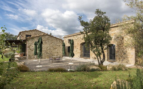 Sequerciani: Ruins, Property, Building, Architecture, House, Tree, Rural Area, Estate, Grass, Church