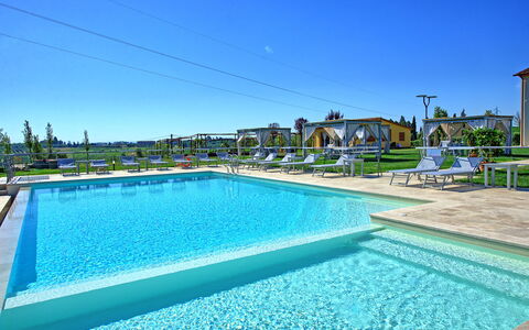 Il Sole Di Vino: Swimming Pool, Property, Real Estate, Building, Resort, Leisure, House, Estate, Resort Town, Villa