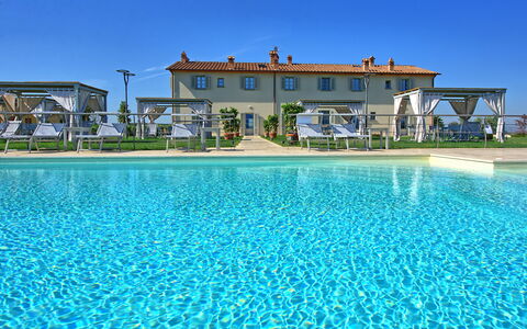 Il Sole Di Vino: Property, Swimming Pool, Resort, Building, House, Real Estate, Vacation, Estate, Villa, Resort Town