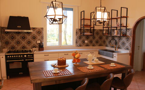 Villa La Casa Bianca: Room, Furniture, Interior Design, Dining Room, Property, Table, Building, Lighting, House, Ceiling
