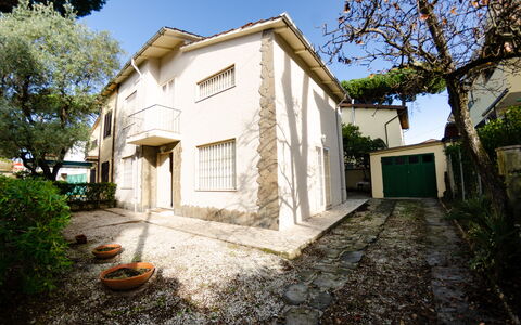 Angelina: Property, House, Home, Building, Real Estate, Architecture, Residential Area, Estate, Neighbourhood, Sky