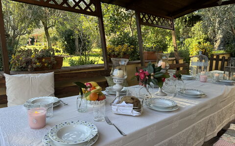 Podere Di Mero Casolare: Furniture, Tableware, Tablecloth, Table, Serveware, Linens, Dishware, Food, Chair, Plate