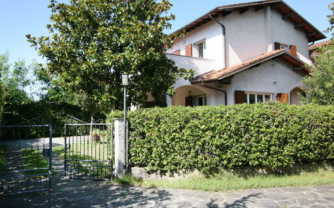 Villa Del Forte: Property, House, Real Estate, Home, Building, Cottage, Tree, Villa, Land Lot, Rural Area