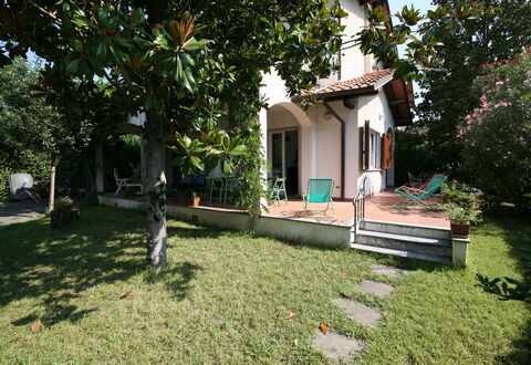 Villa Del Forte: Property, House, Home, Building, Real Estate, Architecture, Yard, Tree, Cottage, Villa