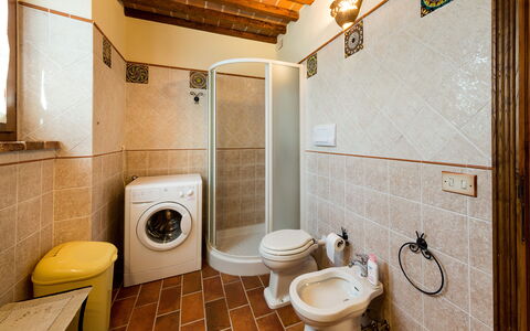 Casale Vacanze Il Granaio: Bathroom, Property, Room, Toilet, House, Building, Interior Design, Plumbing Fixture, Real Estate, Floor